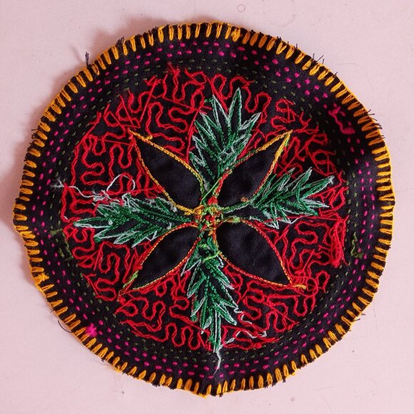 Hand-embroidered rug with multicolored flowers from the Amazon rainforest - Picture 7 of 9